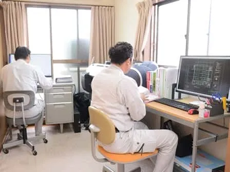 現場管理や書類作成のイメージ